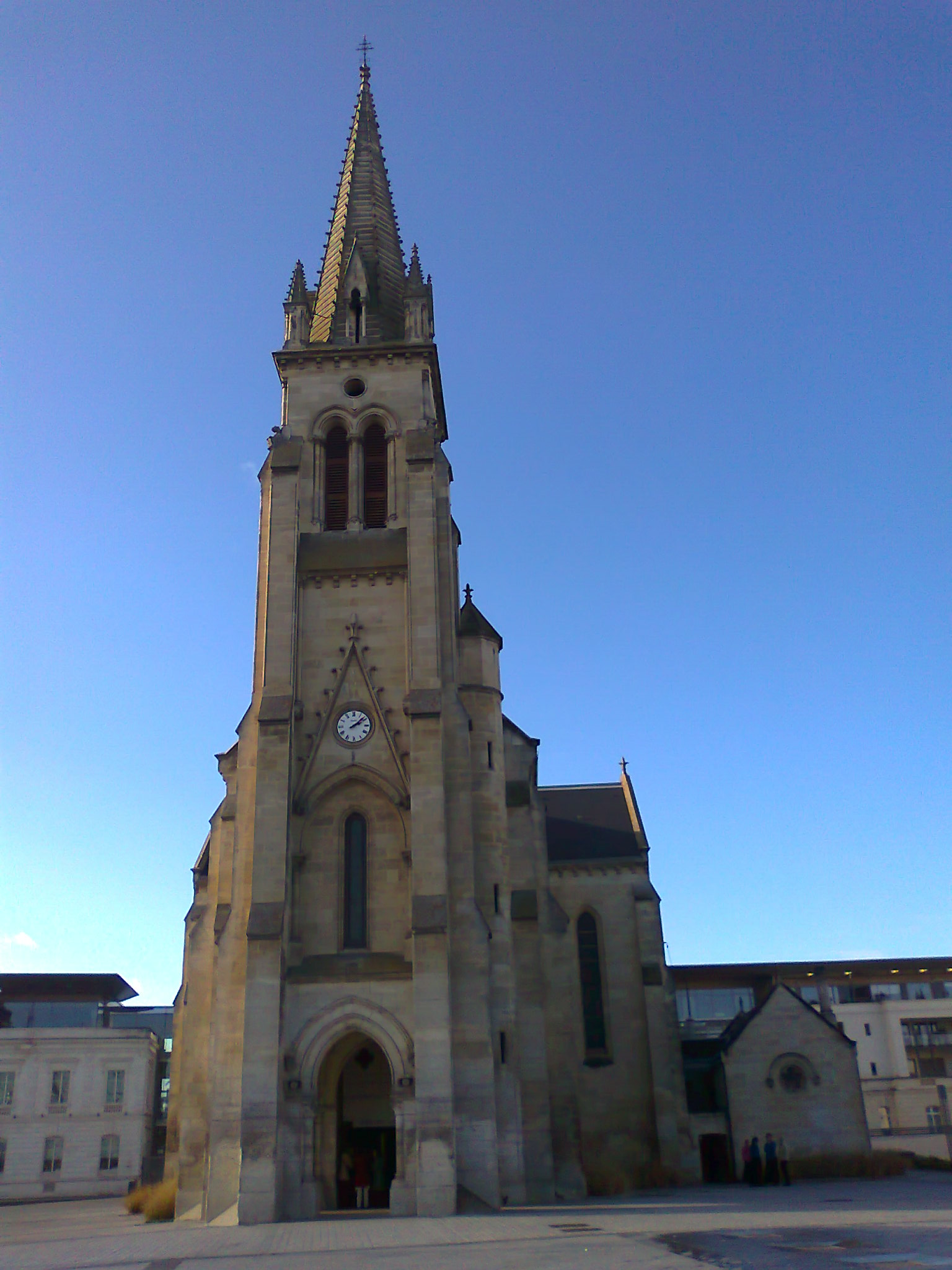 Église St-Vincent de Mérignac. Chübsche Kirsche.