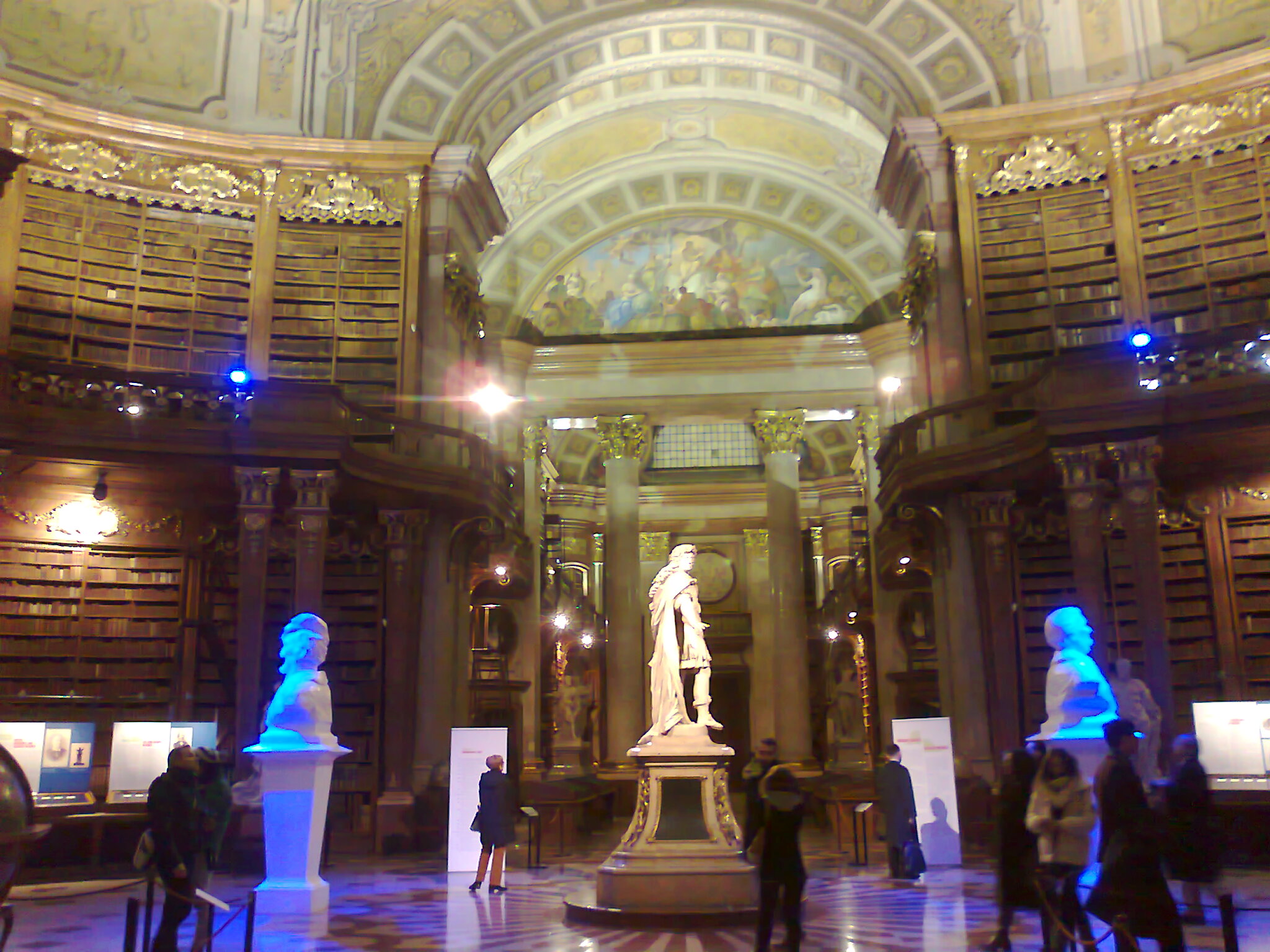 Prunksaal der Nationalbibliothek mit Ausstellung.