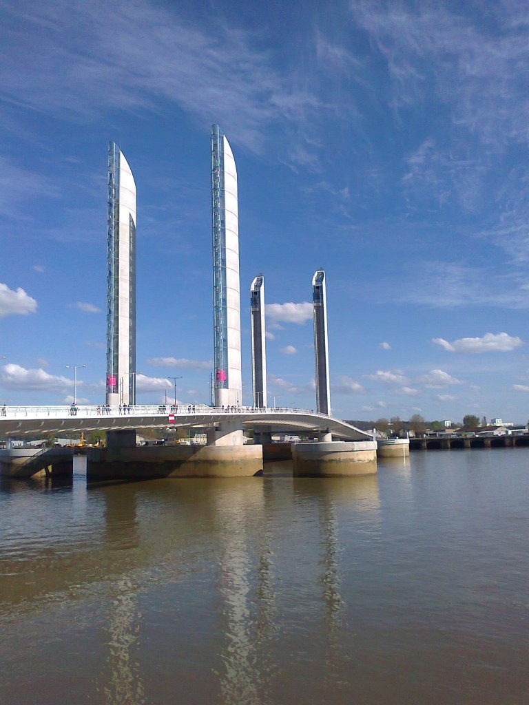 Tour de Bordeaux -- le pont nouveau.