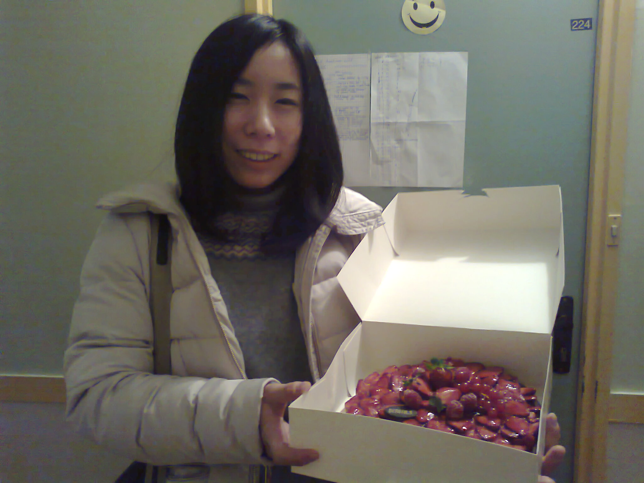 Yuko mit Torte, im Hintergrund meine Zimmertüre.